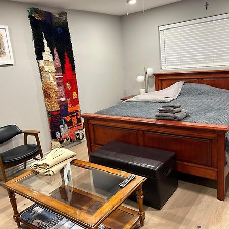 A Luxury Master Bedroom In A Condo Los Angeles Bagian luar foto