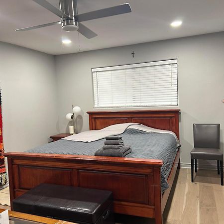 A Luxury Master Bedroom In A Condo Los Angeles Bagian luar foto