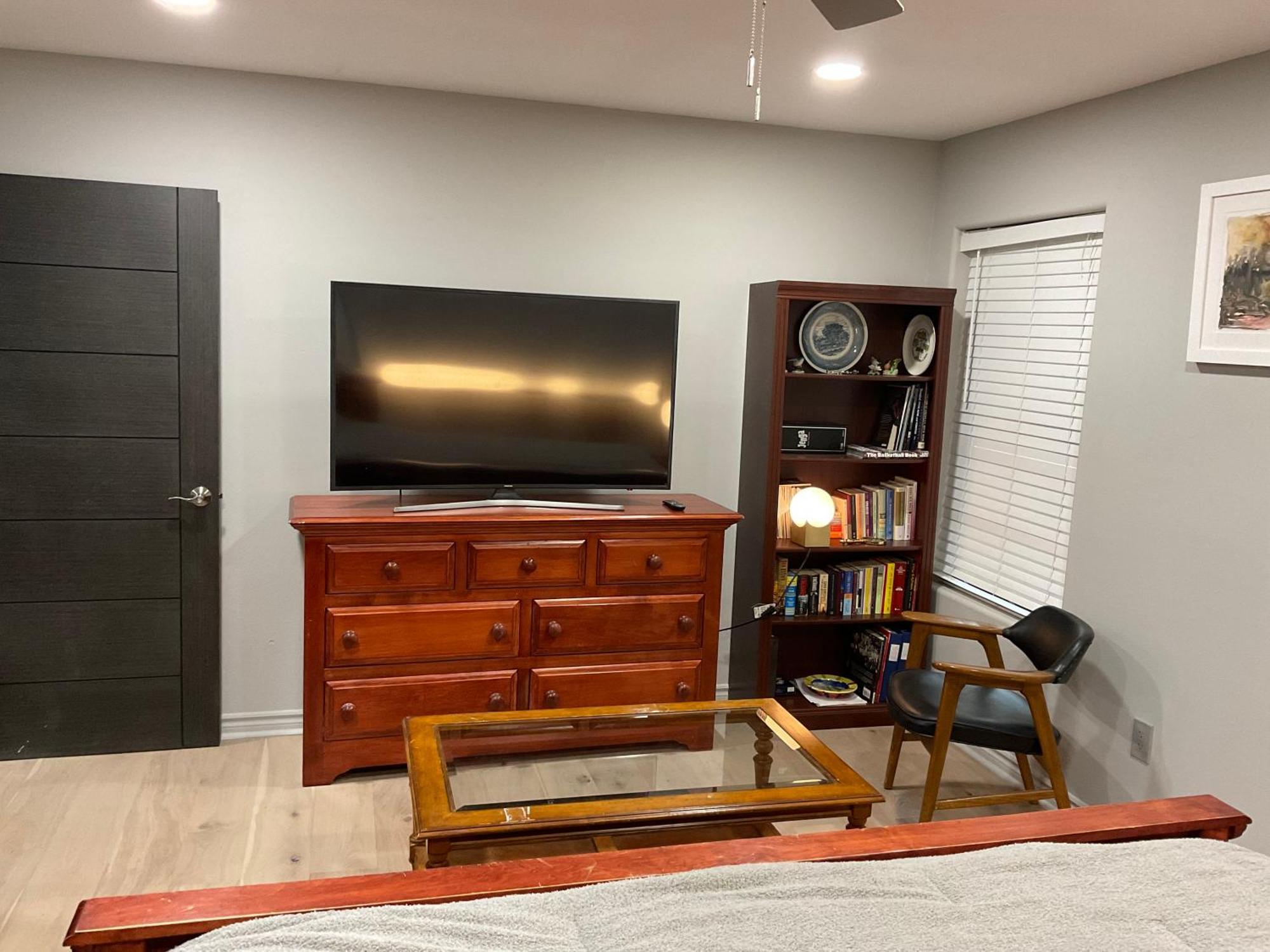 A Luxury Master Bedroom In A Condo Los Angeles Bagian luar foto
